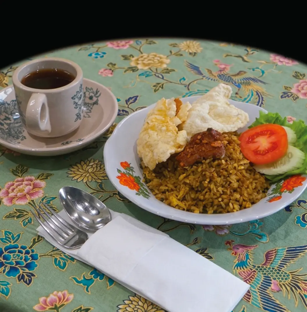 Nasi Goreng Ayam with crackers and kopi